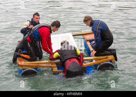 Poole, Dorset, Großbritannien. 1. Januar, 2017. Hunderte an und drehen Sie die neue Jahre Tag Badewanne Rennen zu beobachten. Eine Vielzahl von ungewöhnlichen Handwerk, um das Wasser zu rennen, Spaß Werfen von Eiern und Mehl, brennen Wasserwerfer und Kentern konkurrierenden Handwerk. Stockfoto