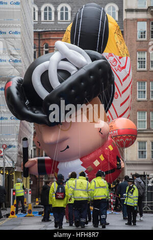 London, UK. 1. Januar 2017.  Eine aufblasbare Stadt Cryer wartet in einer Seitenstraße - The New Years Day-Parade verläuft durch zentrale Form in London Piccadilly nach Whitehall. 1. Januar 2017 London © Guy Bell/Alamy Live-Nachrichten Stockfoto