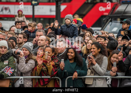 London, UK. 1. Januar 2017.  Massen-jung und alt Uhr vom Piccadilly Circus - The New Years Day-Parade verläuft durch zentrale Form in London Piccadilly nach Whitehall. 1. Januar 2017 London © Guy Bell/Alamy Live-Nachrichten Stockfoto