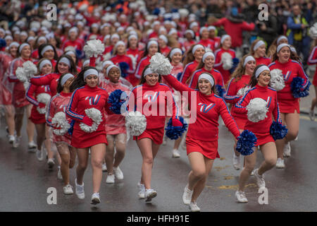 London, UK. 1. Januar 2017. Eine große Gruppe von Cheerleadern kostenlos unteren Regent Street - The New Years Day-Parade verläuft durch zentrale Form in London Piccadilly nach Whitehall. 1. Januar 2017 London © Guy Bell/Alamy Live-Nachrichten Stockfoto