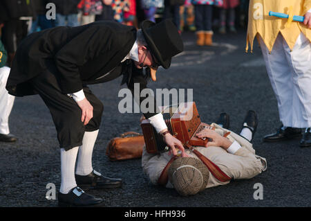 Monkseaton, England, 1. Januar 2017. Der Arzt verwaltet Medizin während der traditionellen Neujahrs Tag Aufführung von der Ampleforth Mummers Play durch die Monkseaton Morrismen außerhalb der Olde Ship Inn. Kredit-Colin Edwards / Alamy Live News Stockfoto