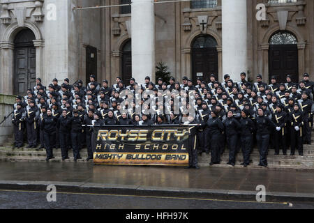 London, UK. 1. Januar 2017. London Silvester Day Parade 2017 erfolgt nach einer Route von Piccadilly nach Westminster. Die Parade enthält Tänzer, Festwagen, Musikkapellen, Autos, Entertainer, Blaskapellen, Cheerleader und ist eine jährliche Veranstaltung zieht Tausende von Besuchern entlang der Paradestrecke. © Keith Larby/Alamy Live-Nachrichten Stockfoto