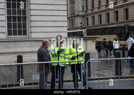 London, UK. 1. Januar 2017. London Silvester Day Parade 2017 erfolgt nach einer Route von Piccadilly nach Westminster. Die Parade enthält Tänzer, Festwagen, Musikkapellen, Autos, Entertainer, Blaskapellen, Cheerleader und ist eine jährliche Veranstaltung zieht Tausende von Besuchern entlang der Paradestrecke. © Keith Larby/Alamy Live-Nachrichten Stockfoto
