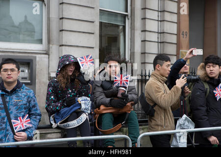 London, UK. 1. Januar 2017. London Silvester Day Parade 2017 erfolgt nach einer Route von Piccadilly nach Westminster. Die Parade enthält Tänzer, Festwagen, Musikkapellen, Autos, Entertainer, Blaskapellen, Cheerleader und ist eine jährliche Veranstaltung zieht Tausende von Besuchern entlang der Paradestrecke. © Keith Larby/Alamy Live-Nachrichten Stockfoto