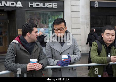 London, UK. 1. Januar 2017. London Silvester Day Parade 2017 erfolgt nach einer Route von Piccadilly nach Westminster. Die Parade enthält Tänzer, Festwagen, Musikkapellen, Autos, Entertainer, Blaskapellen, Cheerleader und ist eine jährliche Veranstaltung zieht Tausende von Besuchern entlang der Paradestrecke. © Keith Larby/Alamy Live-Nachrichten Stockfoto