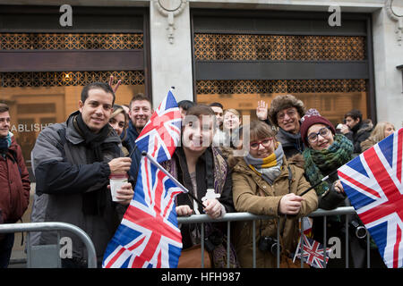 London, UK. 1. Januar 2017. London Silvester Day Parade 2017 erfolgt nach einer Route von Piccadilly nach Westminster. Die Parade enthält Tänzer, Festwagen, Musikkapellen, Autos, Entertainer, Blaskapellen, Cheerleader und ist eine jährliche Veranstaltung zieht Tausende von Besuchern entlang der Paradestrecke. © Keith Larby/Alamy Live-Nachrichten Stockfoto