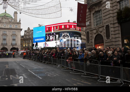 London, UK. 1. Januar 2017. London Silvester Day Parade 2017 erfolgt nach einer Route von Piccadilly nach Westminster. Die Parade enthält Tänzer, Festwagen, Musikkapellen, Autos, Entertainer, Blaskapellen, Cheerleader und ist eine jährliche Veranstaltung zieht Tausende von Besuchern entlang der Paradestrecke. © Keith Larby/Alamy Live-Nachrichten Stockfoto