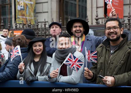 London, UK. 1. Januar 2017. London Silvester Day Parade 2017 erfolgt nach einer Route von Piccadilly nach Westminster. Die Parade enthält Tänzer, Festwagen, Musikkapellen, Autos, Entertainer, Blaskapellen, Cheerleader und ist eine jährliche Veranstaltung zieht Tausende von Besuchern entlang der Paradestrecke. © Keith Larby/Alamy Live-Nachrichten Stockfoto