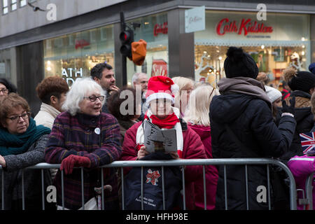 London, UK. 1. Januar 2017. London Silvester Day Parade 2017 erfolgt nach einer Route von Piccadilly nach Westminster. Die Parade enthält Tänzer, Festwagen, Musikkapellen, Autos, Entertainer, Blaskapellen, Cheerleader und ist eine jährliche Veranstaltung zieht Tausende von Besuchern entlang der Paradestrecke. © Keith Larby/Alamy Live-Nachrichten Stockfoto