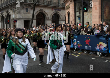 London, UK. 1. Januar 2017. London Silvester Day Parade 2017 erfolgt nach einer Route von Piccadilly nach Westminster. Die Parade enthält Tänzer, Festwagen, Musikkapellen, Autos, Entertainer, Blaskapellen, Cheerleader und ist eine jährliche Veranstaltung zieht Tausende von Besuchern entlang der Paradestrecke. © Keith Larby/Alamy Live-Nachrichten Stockfoto
