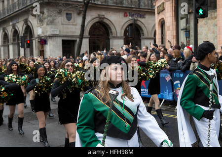 London, UK. 1. Januar 2017. London Silvester Day Parade 2017 erfolgt nach einer Route von Piccadilly nach Westminster. Die Parade enthält Tänzer, Festwagen, Musikkapellen, Autos, Entertainer, Blaskapellen, Cheerleader und ist eine jährliche Veranstaltung zieht Tausende von Besuchern entlang der Paradestrecke. © Keith Larby/Alamy Live-Nachrichten Stockfoto