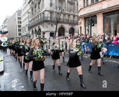 London, UK. 1. Januar 2017. London Silvester Day Parade 2017 erfolgt nach einer Route von Piccadilly nach Westminster. Die Parade enthält Tänzer, Festwagen, Musikkapellen, Autos, Entertainer, Blaskapellen, Cheerleader und ist eine jährliche Veranstaltung zieht Tausende von Besuchern entlang der Paradestrecke. © Keith Larby/Alamy Live-Nachrichten Stockfoto