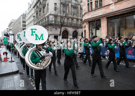 London, UK. 1. Januar 2017. London Silvester Day Parade 2017 erfolgt nach einer Route von Piccadilly nach Westminster. Die Parade enthält Tänzer, Festwagen, Musikkapellen, Autos, Entertainer, Blaskapellen, Cheerleader und ist eine jährliche Veranstaltung zieht Tausende von Besuchern entlang der Paradestrecke. © Keith Larby/Alamy Live-Nachrichten Stockfoto
