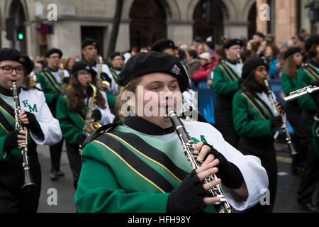 London, UK. 1. Januar 2017. London Silvester Day Parade 2017 erfolgt nach einer Route von Piccadilly nach Westminster. Die Parade enthält Tänzer, Festwagen, Musikkapellen, Autos, Entertainer, Blaskapellen, Cheerleader und ist eine jährliche Veranstaltung zieht Tausende von Besuchern entlang der Paradestrecke. © Keith Larby/Alamy Live-Nachrichten Stockfoto