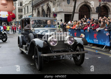 London, UK. 1. Januar 2017. London Silvester Day Parade 2017 erfolgt nach einer Route von Piccadilly nach Westminster. Die Parade enthält Tänzer, Festwagen, Musikkapellen, Autos, Entertainer, Blaskapellen, Cheerleader und ist eine jährliche Veranstaltung zieht Tausende von Besuchern entlang der Paradestrecke. © Keith Larby/Alamy Live-Nachrichten Stockfoto