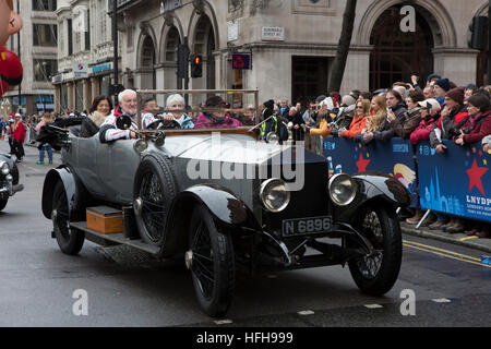London, UK. 1. Januar 2017. London Silvester Day Parade 2017 erfolgt nach einer Route von Piccadilly nach Westminster. Die Parade enthält Tänzer, Festwagen, Musikkapellen, Autos, Entertainer, Blaskapellen, Cheerleader und ist eine jährliche Veranstaltung zieht Tausende von Besuchern entlang der Paradestrecke. © Keith Larby/Alamy Live-Nachrichten Stockfoto