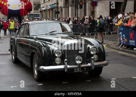 London, UK. 1. Januar 2017. London Silvester Day Parade 2017 erfolgt nach einer Route von Piccadilly nach Westminster. Die Parade enthält Tänzer, Festwagen, Musikkapellen, Autos, Entertainer, Blaskapellen, Cheerleader und ist eine jährliche Veranstaltung zieht Tausende von Besuchern entlang der Paradestrecke. © Keith Larby/Alamy Live-Nachrichten Stockfoto