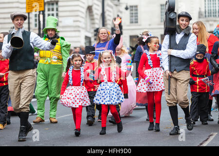 Westminster, London, 1. Januar 2017. Teilnehmer und Zuschauer genießen die Parade. Der Londoner New Year es Day Parade, LNYDP 2017 ist seit 1987 eine Wende-des-Jahres-Tradition und verfügt über mehrere tausend Künstler aus der ganzen Welt. Bildnachweis: Imageplotter und Sport/Alamy Live Nachrichten Stockfoto