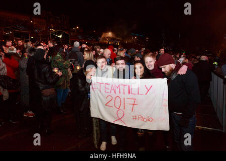 Edinburgh, Schottland. 31. Dezember 2016. Paulo Nutini führt auf der Bühne in Edinburghs Princess Street Gardens im Rahmen des Edinburgh Hogmanay Feiern am 31. Dezember 2016 in Edinburgh, Bilder TeamTilly Freund Paolo Nutini Konzert unterstützen. Schottland Pako Mera/Alamy Live-Nachrichten Stockfoto