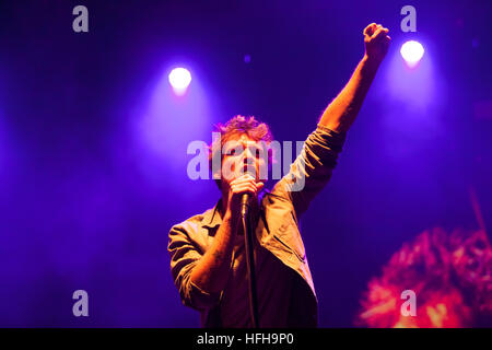 Edinburgh, Schottland, Großbritannien. 31 Dez, 2016. Paulo Nutini führt auf der Bühne in Edinburghs Princess Street Gardens als Teil von Edinburgh's Hogmanay feiern am Dec 31st, 2016 in Edinburgh, Schottland Pako Mera/Alamy leben Nachrichten Stockfoto