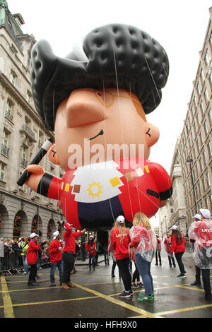 London, UK. 1. Januar 2017. Einem riesigen Schwimmer von Ritz während in London Silvester Day-Parade in London am 1. Januar 2017 gesehen. Etwa 8.000 Künstler aus der ganzen Welt nahmen an der 2017 neue Jahre Parade, das unter dem Motto "Lights, Camera, Action" war. Die Parade ist zu beginnen um 12:00, und folgen der üblichen Route von Green Park Tube Station und enden at3.30pm in Parliament Square, via unteren Regent Street, Pall Mall, Trafalgar Square, Piccadilly Circus und Whitehall. © David Mbiyu/Alamy Live-Nachrichten Stockfoto