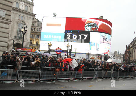 London, UK. 1. Januar 2017. Londoner sehen im Piccadilly während Silvester Day-Parade in London am 1. Januar 2017. Etwa 8.000 Künstler vertreten die über 8.000 Darsteller von auf der ganzen Welt teilgenommen 2017 neue Jahre Parade, das unter dem Motto "Lights, Camera, Action" war. Die Parade ist zu beginnen um 12:00, und folgen der üblichen Route von Green Park Tube Station und enden at3.30pm in Parliament Square, via unteren Regent Street, Pall Mall, Trafalgar Square, Piccadilly Circus und Whitehall. © David Mbiyu/Alamy Live-Nachrichten Stockfoto