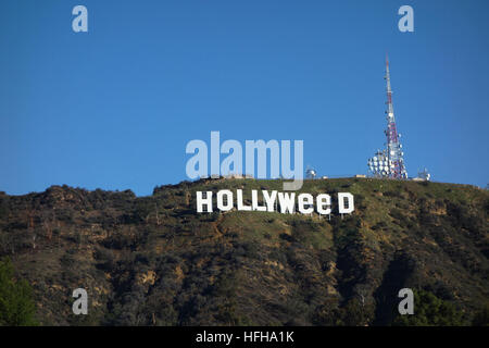 Hollywood, USA. 1. Januar 2017. Die ikonischen Zeichen von Hollywood wurde von schelme zu lesen "Hollyweed" verändert. Die Bewohner in der Nähe der Zeichen erwachte zu dieser Ansicht am Neujahrstag. Die ikonischen Zeichen wurde in ähnlicher Weise einmal, bevor sie zum 1. Januar 1976 geändert. Credit: Robert Landau/Alamy leben Nachrichten Stockfoto