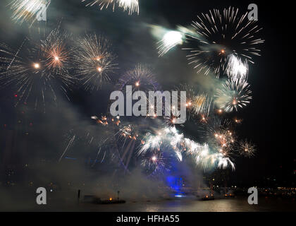 London, UK. 1. Januar 2017. Silvester Feuerwerk explodieren auf der Themse und das London Eye von Hungerford Bridge aus gesehen zum Start des neuen Jahres für 2017. Bildnachweis: Oliver Dixon/Alamy Live-Nachrichten Stockfoto