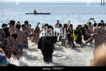 New York, USA. 1. Januar 2017. Ein Fotograf macht Fotos von den Menschen, die Spaß in den Gewässern auf Coney Island in New York, Vereinigte Staaten, am 1. Januar 2017, um das neue Jahr zu feiern. © Wang Ying/Xinhua/Alamy Live-Nachrichten Stockfoto