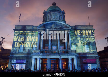 Hull, East Yorkshire, UK. 1. Januar 2017. Hull 2017 UK Stadtkultur startet mit dem "Made in Hull"-Ereignis, das Projektionen auf Gebäude in Queen Victoria Square umfasst. © LEE BEEL/Alamy Live-Nachrichten Stockfoto