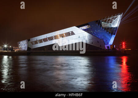 Hull, East Yorkshire, UK. 1. Januar 2017. Hull 2017 UK Stadtkultur startet mit dem "Made in Hull"-Ereignis, das Projektionen auf Gebäude der Stadt umfasst. Dies ist ein Award Gewinner Aquarium The Deep. © LEE BEEL/Alamy Live-Nachrichten Stockfoto