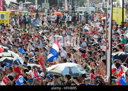 Asuncion, Paraguay. Januar 2017. Während der symbolischen Startzeremonie der Rallye Dakar 2017 in Asuncion, Paraguay, fotografieren die Zuschauer mit Handys. © Andre M. Chang/Alamy Live News Stockfoto