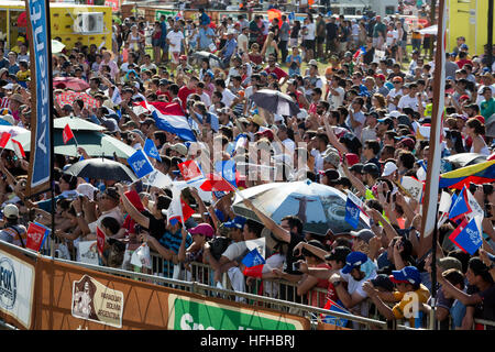 Asuncion, Paraguay. Januar 2017. Während der symbolischen Startzeremonie der Rallye Dakar 2017 in Asuncion, Paraguay, fotografieren die Zuschauer mit Handys. © Andre M. Chang/Alamy Live News Stockfoto