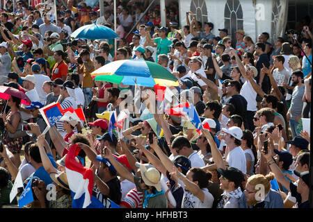 Asuncion, Paraguay. Januar 2017. Während der symbolischen Startzeremonie der Rallye Dakar 2017 in Asuncion, Paraguay, fotografieren die Zuschauer mit Handys. © Andre M. Chang/Alamy Live News Stockfoto