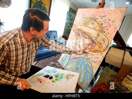 Duisburg, Deutschland. 28. Dezember 2016. Wolfgang Mueller, ein Maler Vincent Van Gogh Gemälde, bei der Arbeit in seinem Atelier in Duisburg, Deutschland, 28. Dezember 2016 kopiert. Müller hat über 600 Werke des berühmten Expressionisten Dutrch neu. Er hat auch rund 350 Kompositionen geschaffen. Foto: Roland Weihrauch/Dpa/Alamy Live News Stockfoto