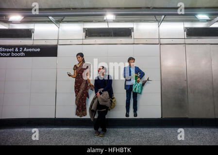New York, USA 1. Januar 2017 - nach fast einem Jahrhundert, die die Second Avenue U-Bahn am Neujahrstag endlich für die Öffentlichkeit zugänglich. Drei neue Stationen, 72., 86. und 96th Street plus eine Erweiterung im Osten 63. wurden hinzugefügt, um die BMT und 4,4 Milliarden Dollar Kosten. Die neue State-Of-The-Art-u-Bahnlinie verläuft BMT Linien nach Brighton Beach, Brooklyn. Mosaik Wandbild von Vik Munoz © Stacy Walsh Rosenstock Stockfoto