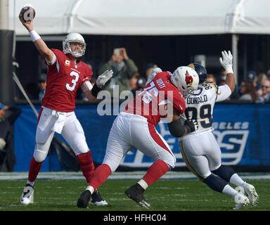 Los Angeles, Kalifornien, USA. 1. Januar 2017. Arizona Cardinals quarterback Carson Palmer (3) Pässe gegen die Los Angeles Rams in der ersten Hälfte von einem NFL-Football-Spiel an der Los Angeles Memorial Coliseum auf Sonntag, 1. Januar 2017 in Los Angeles. (Foto von Keith Birmingham, Pasadena Star-News/SCNG) © San Gabriel Valley Tribune/ZUMA Draht/Alamy Live-Nachrichten Stockfoto