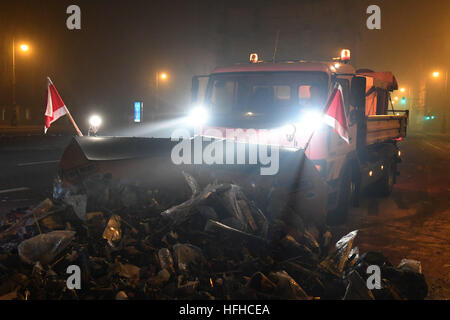 München, Deutschland. 1. Januar 2017. Eine Straße, Reinigungsunternehmung wie es bewegt sich in Pick-up eine Last von Abfällen in München, 01 ist in Betrieb, um die verbleibenden Abfälle von Feuerwerkskörpern wegzuräumen. -KEIN Draht-SERVICE-Foto: Felix Hörhager/Dpa/Alamy Live News Stockfoto