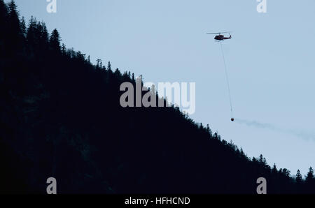 Kochel Am See, Deutschland. 2. Januar 2017. Ein Hubschrauber fliegen über dem Jochberg-Berg in Kochel Am See, Deutschland, 2. Januar 2017. Ein Bergsteiger verursachte ein Brand auf dem Jochberg-Berg. Etwa hundert Hektar Wald und Wiesen waren in Brand und die Feuerwehr konnte noch ein paar Tage um das Feuer zu löschen nach der Kreisverwaltung. Foto: Sven Hoppe/Dpa/Alamy Live News Stockfoto