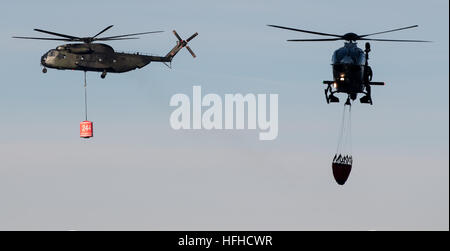 Kochel Am See, Deutschland. 2. Januar 2017. Hubschrauber fliegen über See Kochel in Kochel Am See, Deutschland, 2. Januar 2017. Ein Bergsteiger verursachte ein Brand auf dem Jochberg-Berg. Etwa hundert Hektar Wald und Wiesen waren in Brand und die Feuerwehr konnte noch ein paar Tage um das Feuer zu löschen nach der Kreisverwaltung. Foto: Sven Hoppe/Dpa/Alamy Live News Stockfoto