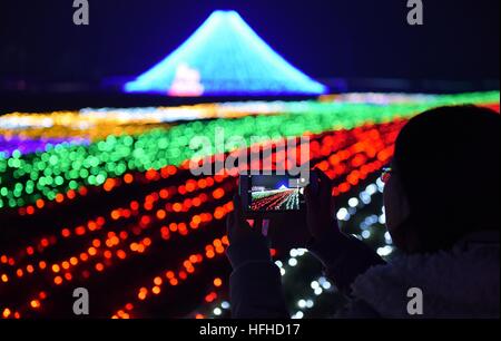 Hengshui, Chinas Provinz Hebei. 2. Januar 2017. Ein Tourist fotografiert eine Lichtshow in Jizhou Bezirk von Hengshui, Nordchinas Provinz Hebei, 2. Januar 2017. © Wang Xiao/Xinhua/Alamy Live-Nachrichten Stockfoto