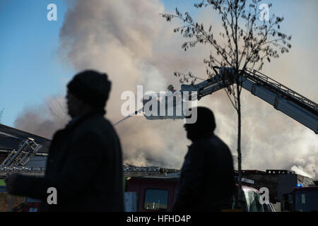 Lager-Feuer in Tottenham, Nord-London, UK. 2. Januar 2017. Tottenham-Feuer - 70 Feuerwehrmänner zusammen mit 10 Motoren bekämpfen ein Feuer in einer Industrieanlage auf Bernard Road, sieben Schwestern, Tottenham im Londoner Norden. Crews aus Tottenham, Edmonton, Walthamstow, Stoke Newington, Holloway, Hornsey und Leyton Feuerwachen in der Szene im Norden Londons. © Dinendra Haria/Alamy Live-Nachrichten Stockfoto