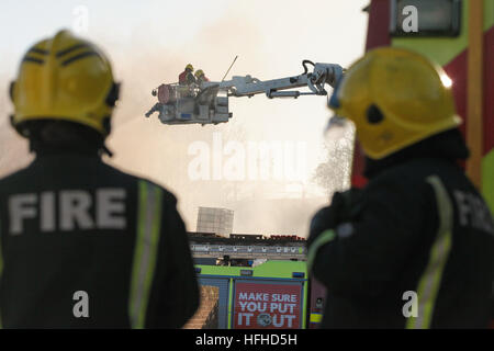 Lager-Feuer in Tottenham, Nord-London, UK. 2. Januar 2017. Tottenham-Feuer - 70 Feuerwehrmänner zusammen mit 10 Motoren bekämpfen ein Feuer in einer Industrieanlage auf Bernard Road, sieben Schwestern, Tottenham im Londoner Norden. Crews aus Tottenham, Edmonton, Walthamstow, Stoke Newington, Holloway, Hornsey und Leyton Feuerwachen in der Szene im Norden Londons. © Dinendra Haria/Alamy Live-Nachrichten Stockfoto