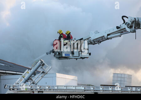 Lager-Feuer in Tottenham, Nord-London, UK. 2. Januar 2017. Tottenham-Feuer - 70 Feuerwehrmänner zusammen mit 10 Motoren bekämpfen ein Feuer in einer Industrieanlage auf Bernard Road, sieben Schwestern, Tottenham im Londoner Norden. Crews aus Tottenham, Edmonton, Walthamstow, Stoke Newington, Holloway, Hornsey und Leyton Feuerwachen in der Szene im Norden Londons. © Dinendra Haria/Alamy Live-Nachrichten Stockfoto