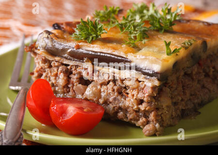 Portion leckere griechische Moussaka auf die grüne Platte Nahaufnahme. horizontale Stockfoto