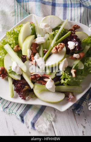 Waldorfsalat mit Äpfeln, Sellerie und Walnüsse Nahaufnahme auf einer Platte. vertikale Stockfoto