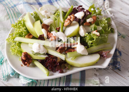 Waldorfsalat mit Äpfeln, Sellerie und Walnüsse Nahaufnahme auf einer Platte. horizontale Stockfoto