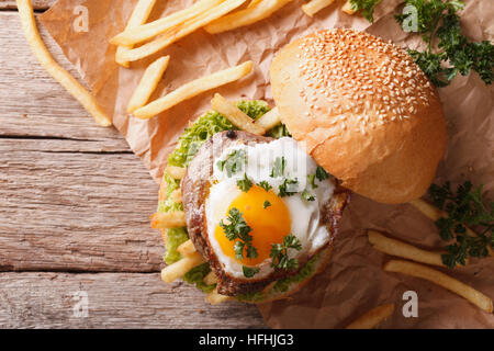 Sandwich mit gegrilltem Fleisch, Spiegelei und Pommes Frites. horizontale Ansicht von oben Stockfoto