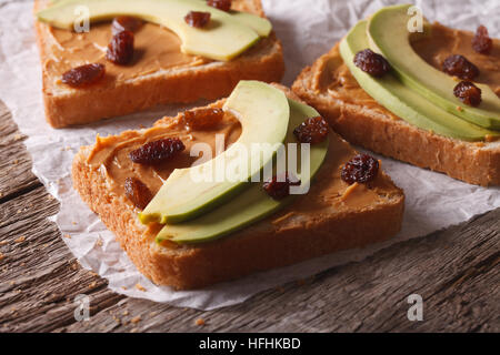 Sandwich mit Avocado, Erdnussbutter und Rosinen-close-up auf dem Tisch. horizontale Stockfoto