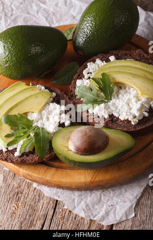 Hausgemachte Sandwiches mit Avocado, Frischkäse und Rucola Nahaufnahme. vertikale Stockfoto